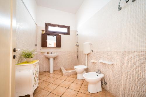 La salle de bains est pourvue de toilettes et d'un lavabo. dans l'établissement Villetta Cara By Vivimy, à Taviano