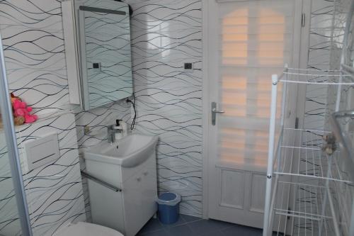 Ένα μπάνιο στο Ferienwohnung Mioritza
