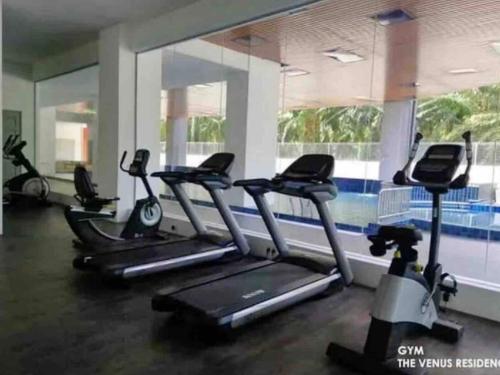 ein Fitnessstudio mit Laufbändern und Crosstrainern in der Unterkunft The Ximplicity @ Venus Residence Sitiawan Manjung in Sitiawan