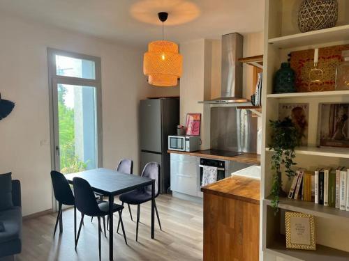 une cuisine et une salle à manger avec une table et des chaises dans l'établissement Chez Lucie, à Montpellier