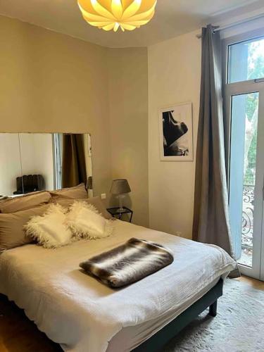 - un lit avec une couverture noire et blanche dans l'établissement Chez Lucie, à Montpellier