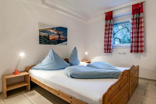シュルンスにあるHaus Montanara myRelaxsのベッドルーム1室(青い枕のベッド1台、窓付)
