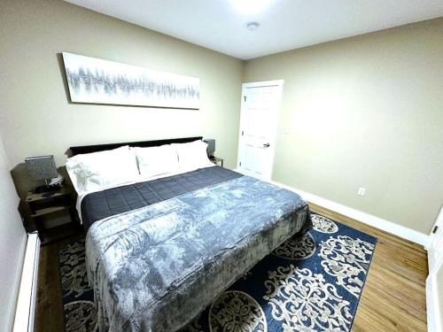 um quarto com uma cama grande e um tapete azul em Cozy unit King bed & laundry em Wilmington