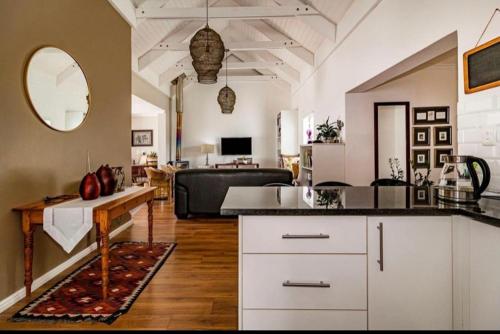 Il comprend une cuisine et un salon avec une table et un canapé. dans l'établissement Stunning 3 Bedroom Apartment on Turfhall, au Cap