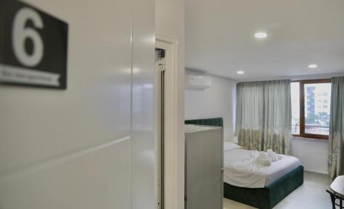 um quarto de hotel com uma cama e uma janela em Sea View Apartments em Golem