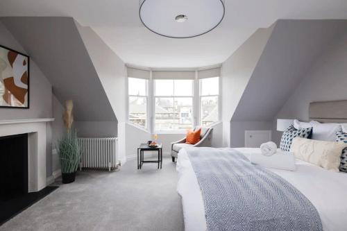 una camera con un grande letto e un camino di Dragon Suites - City Centre Castle View 1 Bed Apartment a Edimburgo