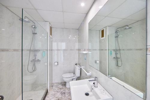 La salle de bains est pourvue d'une douche, d'un lavabo et de toilettes. dans l'établissement Hotel Ilusion Calma & Spa, à Can Pastilla
