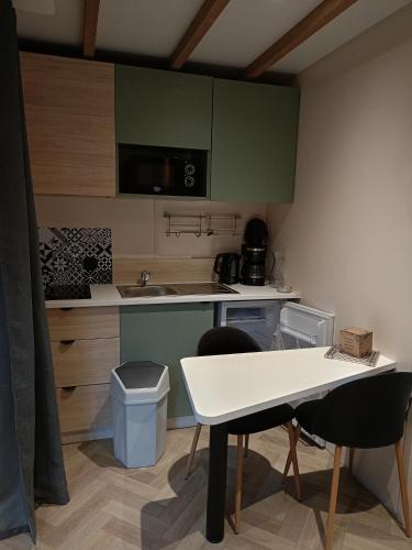 une petite cuisine avec une table et un évier dans l'établissement Camping Paradis La Marmotte, à Ax-les-Thermes