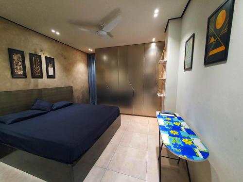 Danny Luxe Apartments في اسلام اباد: غرفة نوم فيها سرير وكرسي