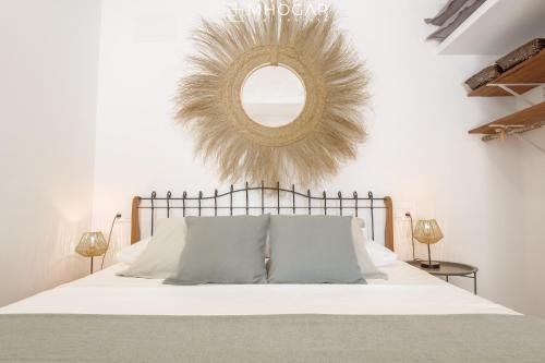 um quarto com uma cama com um espelho na parede em CASA LA MOTUCA - Calpe COSTA BLANCA em Calpe