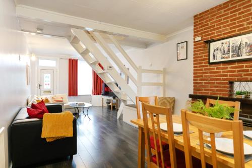 een woonkamer met een trap en een eetkamer bij Unique 2BR House - Free Parking and Stunning Living Room in Nottingham