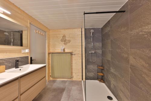 W łazience znajduje się prysznic i umywalka. w obiekcie Chalet au bois des écureuils classé trois étoiles. w mieście Muhlbach-sur-Munster
