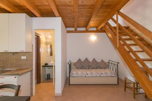 Habitación con cama en medio de una cocina en il Nazareno - Tasso Sud, en Cecina