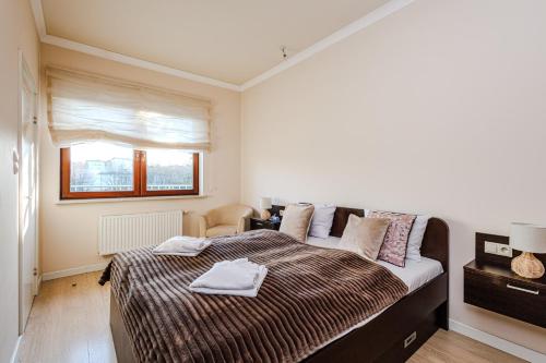 Un pat sau paturi într-o cameră la Apartament 44 - Żeromskiego