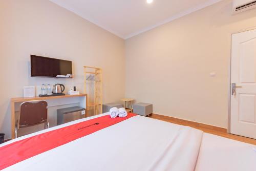 Ένα ή περισσότερα κρεβάτια σε δωμάτιο στο RedDoorz Plus @ Bagusrangin Street 2