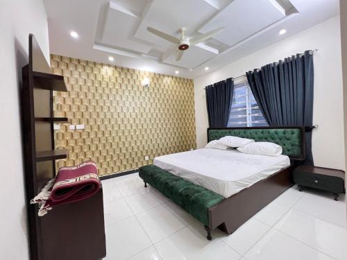 En eller flere senge i et værelse på Luxury Villa in Islamabad Margala Hills Views