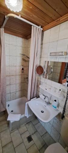 W łazience znajduje się umywalka i wanna. w obiekcie Haus Jupp w mieście Zandt