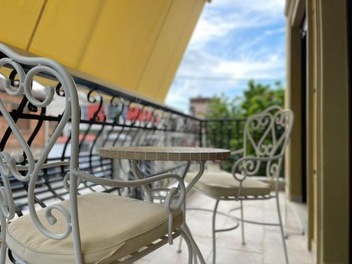 a balcony with chairs and a table on a balcony at Mikpritja Korce 1 in Korçë