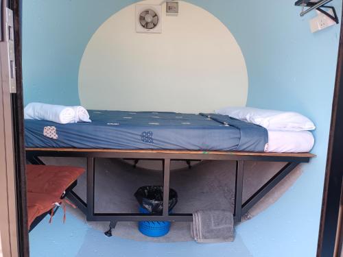 ein Bett auf einem Tisch in einem Zimmer in der Unterkunft Cameron Highlands Blueberry Earth House in Cameron Highlands