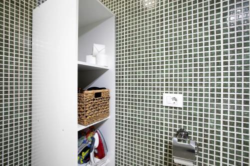 a bathroom with black and white tiled walls at Casa Oramas ll in Puertito de Güímar