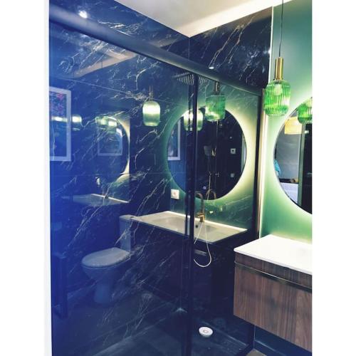 une salle de bain avec une douche, un lavabo et des toilettes dans l'établissement Chalet côté montagne, à Oz