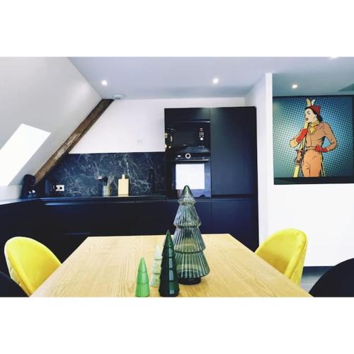 - une cuisine avec une table et un arbre de Noël dans l'établissement Chalet côté montagne, à Oz