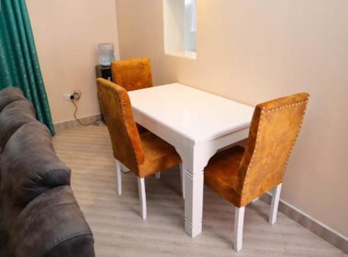 una mesa blanca y sillas en una habitación en bluesky en Nairobi