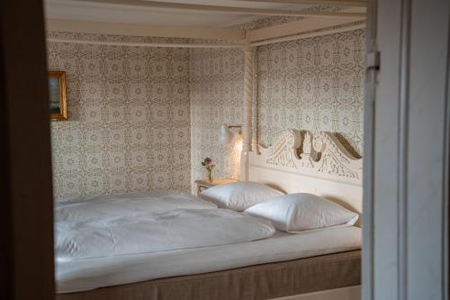 En eller flere senge i et værelse på Broløkke Herregård