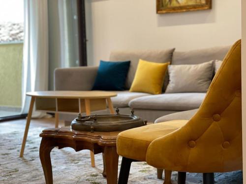 Posezení v ubytování Mikpritja Korce 2