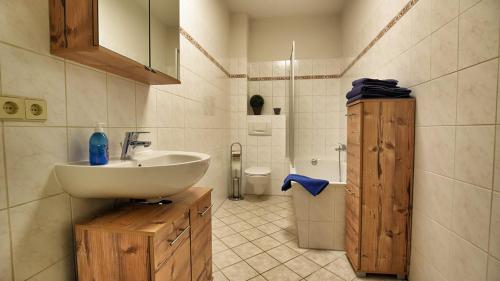 La salle de bains est pourvue d'un lavabo et de toilettes. dans l'établissement Georgentor, à Naumbourg