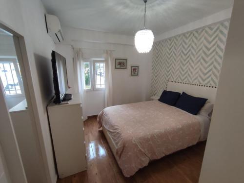 1 dormitorio con 1 cama y TV en piso reformado 3 habitaciones, en Sevilla