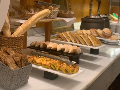 Comida en o cerca de este hotel