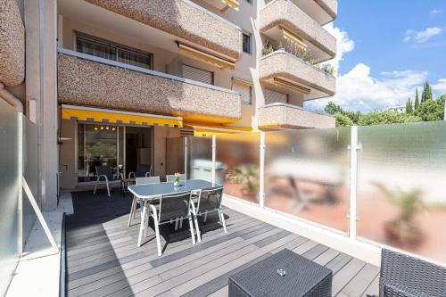 - un balcon d'un immeuble avec une table et des chaises dans l'établissement 1 Bdr Large Terrace, à Nice