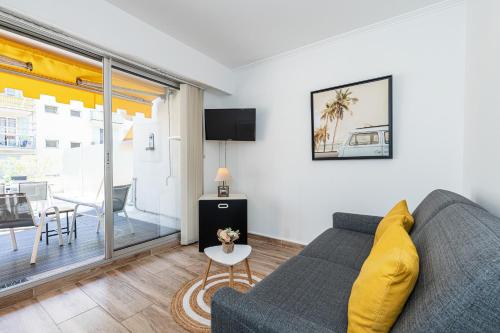 un salon avec un canapé et une table dans l'établissement 1 Bdr Large Terrace, à Nice