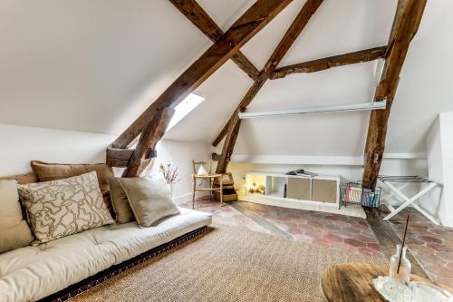 un salon avec un canapé et une table dans l'établissement Appartement de charme sous les toits, à Paris