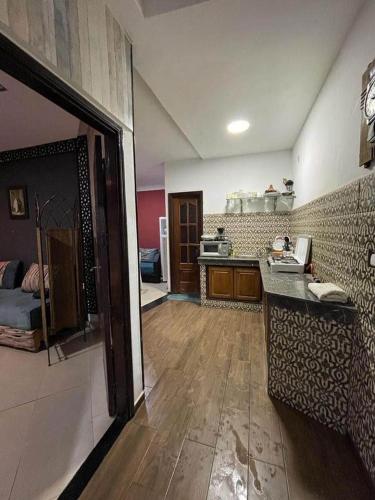 a room with a kitchen with a counter and a counter top at Coin de repôs in Oujda