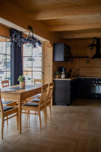 Dapur atau dapur kecil di Domek & Apartament Góralski z Jacuzzi Kościelisko