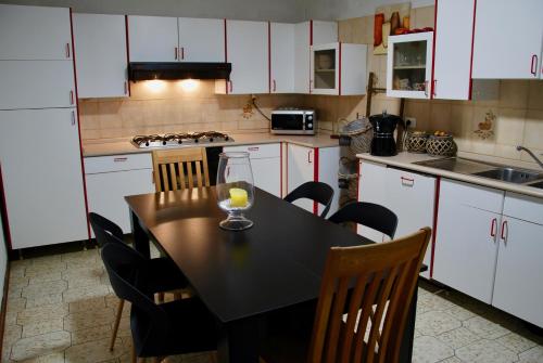 uma cozinha com uma mesa com um copo de vinho em Cà Mia em Nus