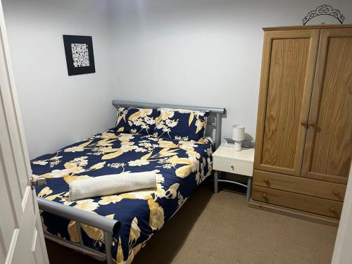 a bedroom with a bed with a blue and yellow bedspread at Moana Seaside Retreat - 2 Bedroom, spa , living area & pet friendly in Moana