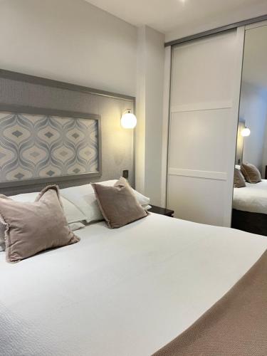 - une chambre avec un grand lit blanc et 2 oreillers dans l'établissement Cadair Idris, à Criccieth