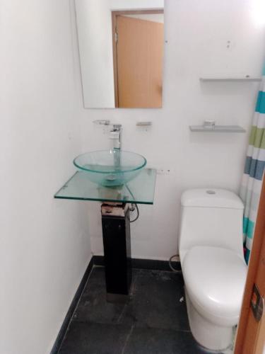 グアダラハラにあるDepa patria y vallartaのバスルーム(トイレ、ガラスの洗面台付)