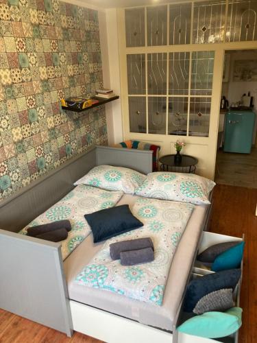 Un dormitorio con una cama con almohadas. en Apartmán u Javorů, en Varnsdorf