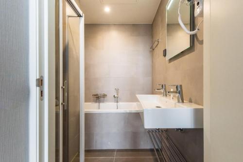 Bilik mandi di YAYS Amsterdam East by Numa
