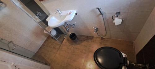 Koupelna v ubytování Hotel Swaroop