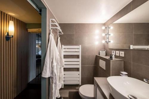 une salle de bain avec un lavabo et des toilettes et un lavabo dans l'établissement Paris 1er - Magnifique duplex, à Paris