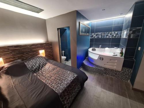 une chambre avec un lit, une baignoire et un lavabo dans l'établissement F**K ROOM, à Perpignan