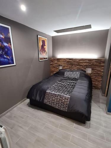 une chambre avec un lit dans le coin d'une pièce dans l'établissement F**K ROOM, à Perpignan