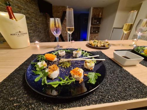 une assiette de nourriture sur une table avec des verres de vin dans l'établissement F**K ROOM, à Perpignan