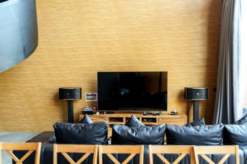 TV a/nebo společenská místnost v ubytování Dojo poolvilla beach resort - private beach villa-