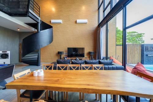 TV a/nebo společenská místnost v ubytování Dojo poolvilla beach resort - private beach villa-